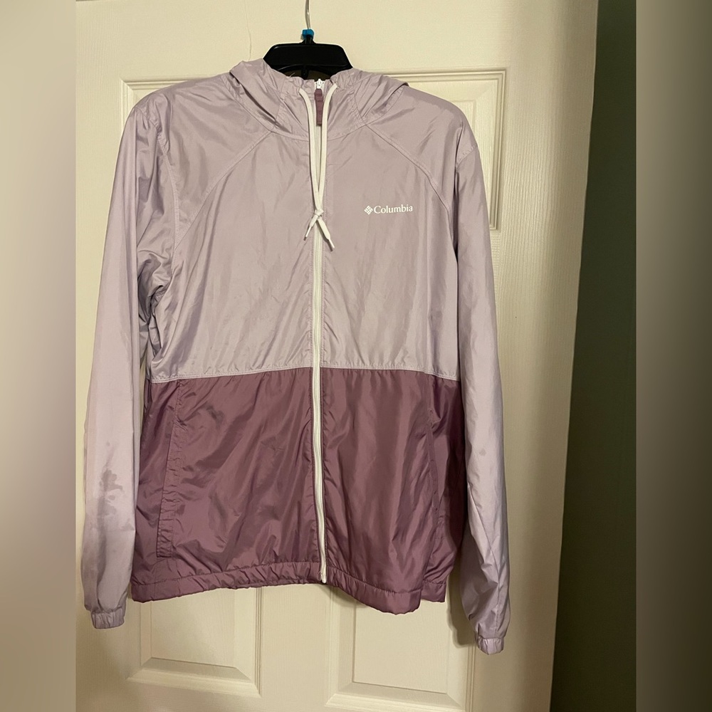 Columbia women’s jacket. A few stains on the arms. Used condition.